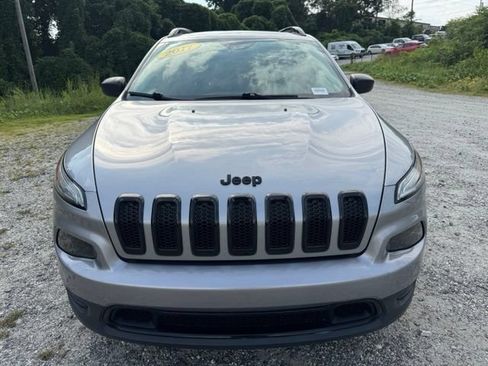 Used 2017 Jeep Cherokee Sport FWD image 2