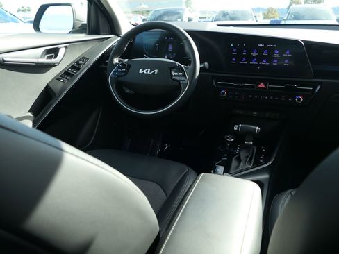 Used 2023 Kia Niro EX image 23