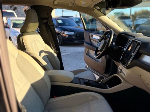 Used 2020 Volvo XC40 T5 Momentum w/ Protection Package Premier image 12