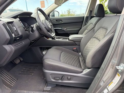 Used 2025 Nissan Pathfinder SV FWD image 10