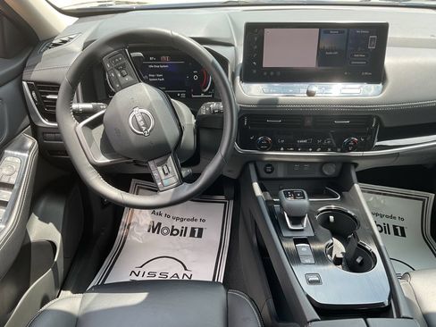 Used 2026 Nissan Rogue SL FWD image 11