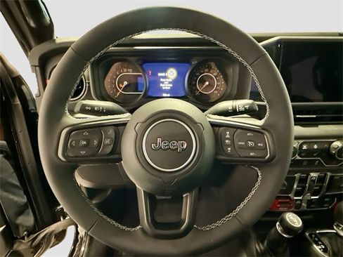 Used 2025 Jeep Gladiator Mojave w/ Convenience Group image 9