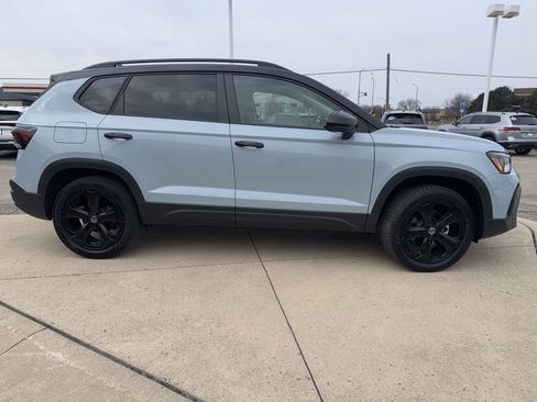 Certified 2025 Volkswagen Taos SE image 10