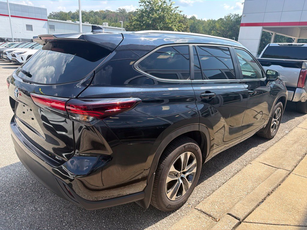 Used 2025 Toyota Highlander XLE FWD image 3