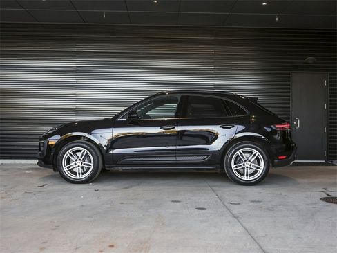 Certified 2022 Porsche Macan image 2