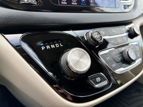 Used 2018 Chrysler Pacifica Touring-L Plus image 21