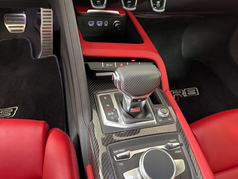 Used 2018 Audi R8 V10 RWD image 17
