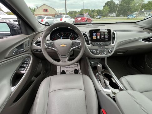 Used 2018 Chevrolet Malibu Premier w/ Premier Sun and Wheel Package FWD image 6