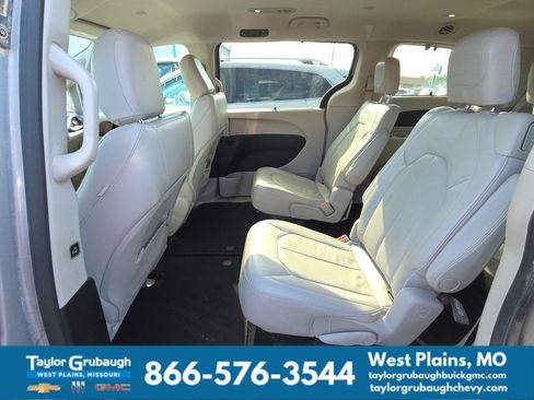 Used 2017 Chrysler Pacifica Touring-L w/ Tire & Wheel Group FWD image 12