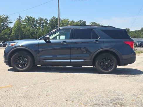 Used 2024 Ford Explorer XLT RWD image 2