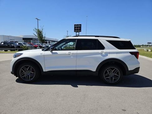 Used 2025 Ford Explorer ST-Line w/ ST-Line Street Pack AWD/4WD image 4