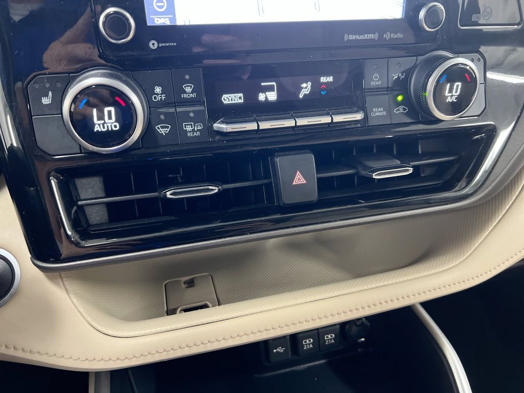 Used 2021 Toyota Highlander XLE AWD/4WD image 17