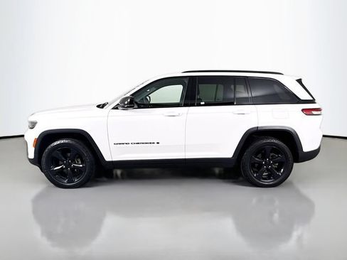 Used 2023 Jeep Grand Cherokee Altitude AWD/4WD image 4