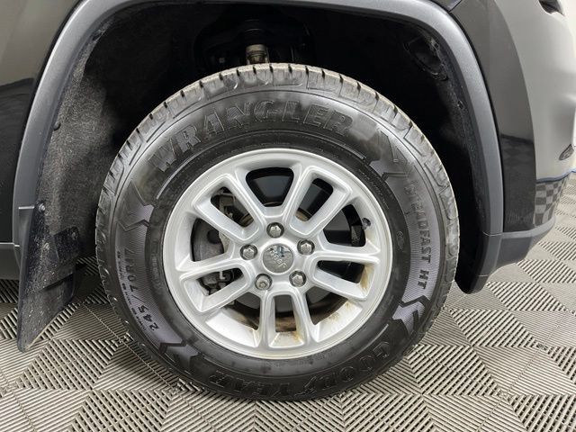 Used 2019 Jeep Grand Cherokee Laredo AWD/4WD image 9