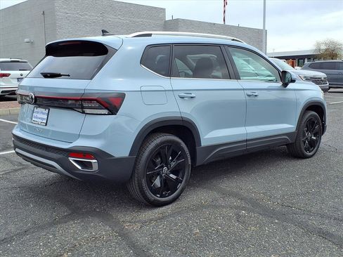 New 2026 Volkswagen Taos SE image 5