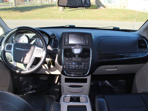 Used 2016 Chrysler Town & Country Touring w/ Driver Convenience Group image 27