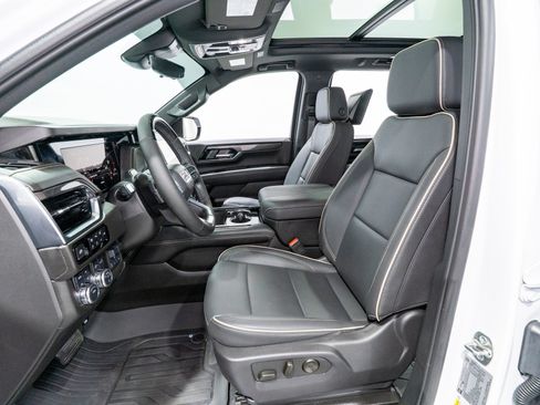 Used 2025 GMC Yukon Elevation w/ Elevation Premium Package AWD/4WD image 16