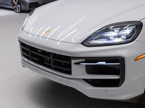 Certified 2026 Porsche Cayenne AWD/4WD image 31