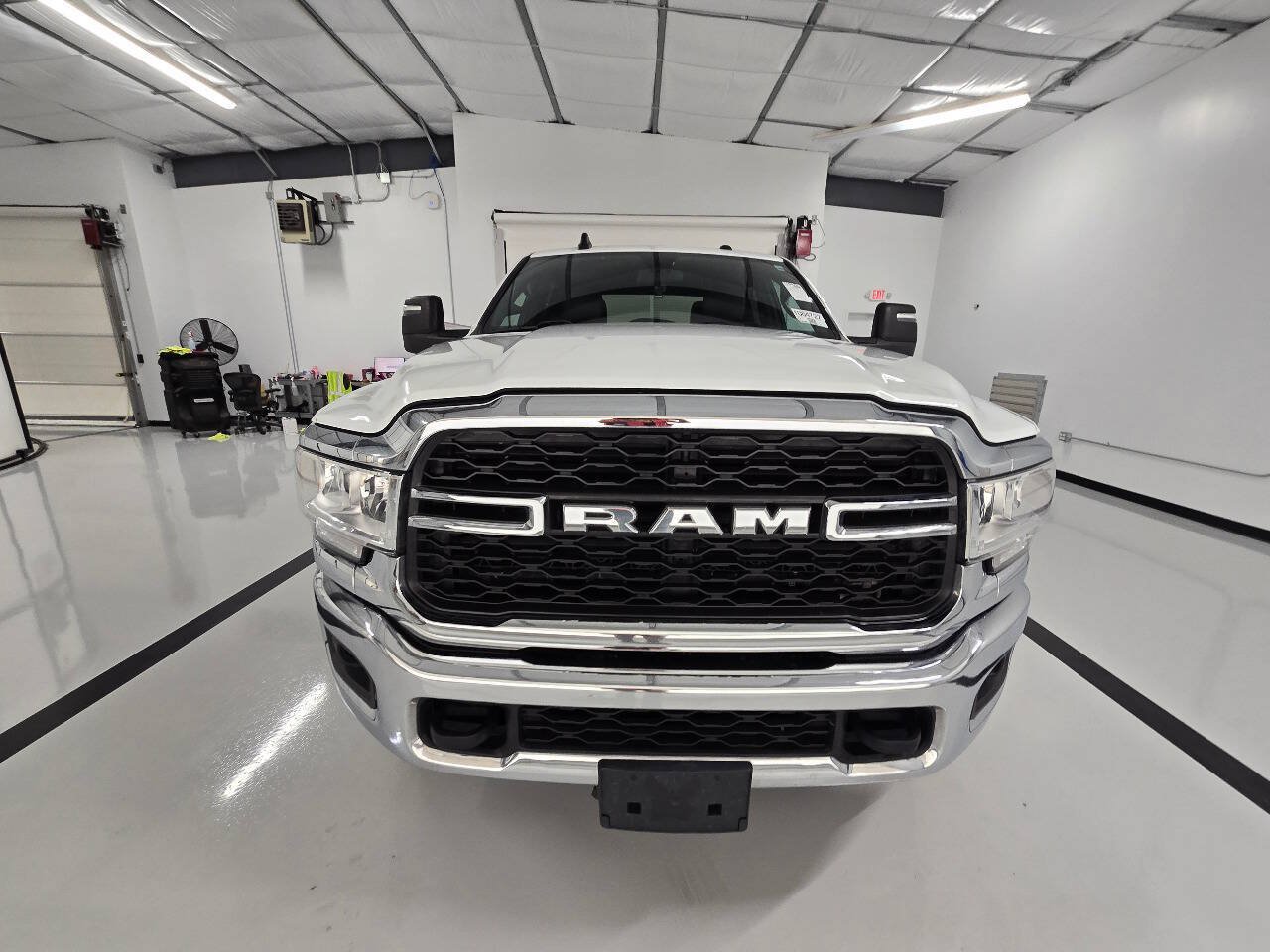 Used 2024 RAM 2500 Tradesman w/ Chrome Appearance Group AWD/4WD image 4