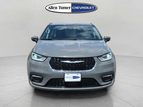 Used 2023 Chrysler Pacifica Touring-L FWD image 2