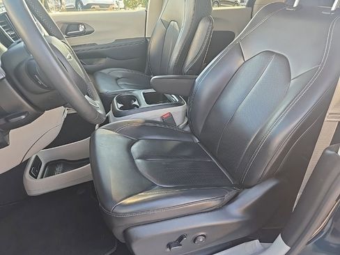 Used 2024 Chrysler Pacifica Select image 18