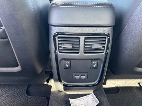 Used 2023 Chrysler 300 C image 19