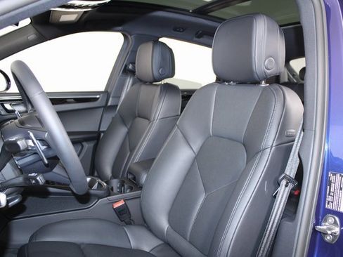 Certified 2025 Porsche Macan image 18