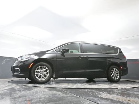 Used 2024 Chrysler Pacifica Touring-L image 29