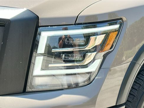 Used 2023 Nissan Titan PRO-4X w/ Pro-4x Convenience Package AWD/4WD image 4