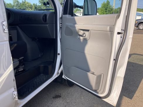 Used 2005 Ford E-350 and Econoline 350 Extended Super Duty RWD image 24