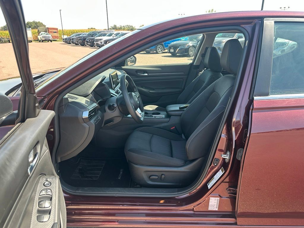 Used 2025 Nissan Altima 2.5 SV AWD/4WD image 10