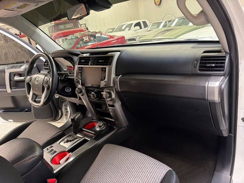 Used 2020 Toyota 4Runner SR5 AWD/4WD image 39