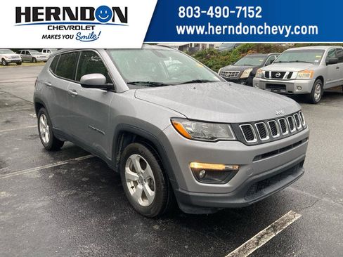 Used 2019 Jeep Compass Latitude FWD image 1