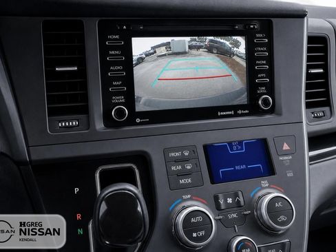 Used 2018 Toyota Sienna XLE w/ XLE Navigation Package FWD image 15
