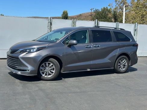 Used 2024 Toyota Sienna XLE FWD image 1