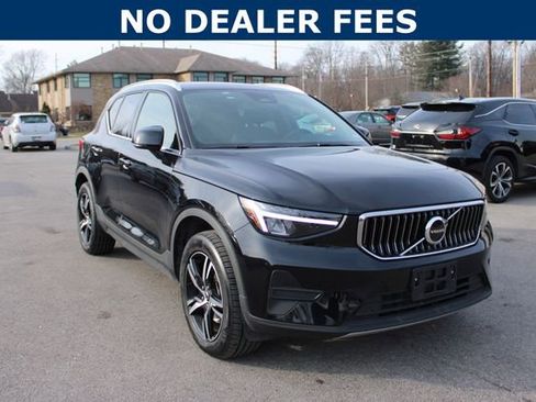 Used 2025 Volvo XC40 B5 Core image 2