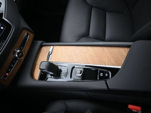 New 2025 Volvo XC90 B6 Plus w/ Protection Package Premier AWD/4WD image 17