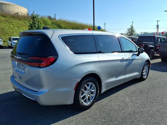 Used 2024 Chrysler Pacifica Touring-L FWD image 6
