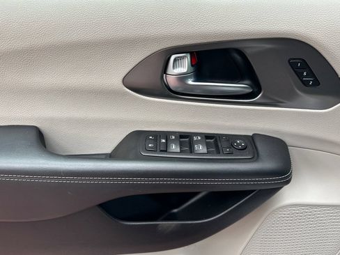 Used 2023 Chrysler Pacifica Touring-L FWD image 14