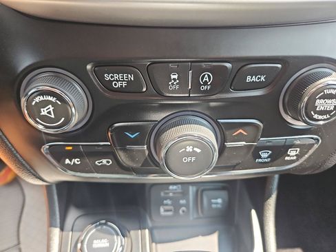 Used 2018 Jeep Cherokee Latitude Plus w/ Cold Weather Group AWD/4WD image 32