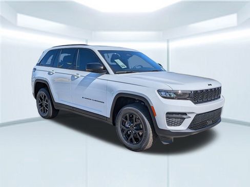 New 2025 Jeep Grand Cherokee Altitude image 9
