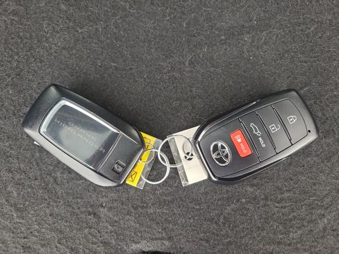 Certified 2025 Toyota Grand Highlander AWD image 31