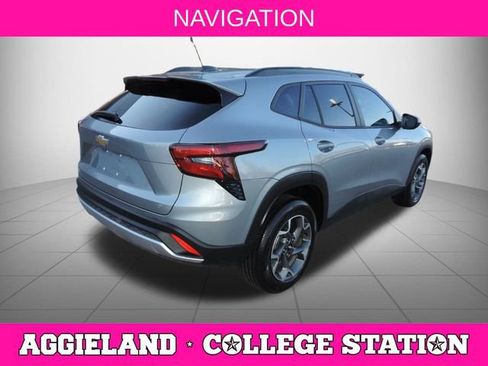 Used 2025 Chevrolet Trax LT w/ LT Convenience Package image 4