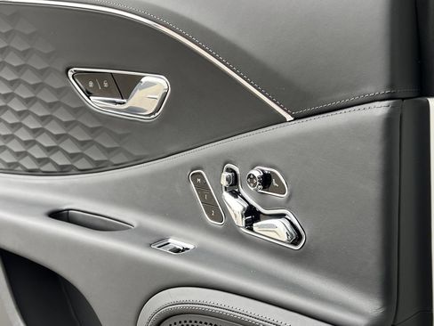 Used 2025 Bentley Flying Spur Plug-In Hybrid image 50