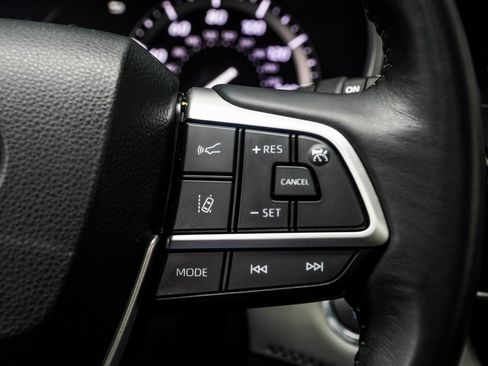 Used 2022 Toyota Highlander XLE image 28