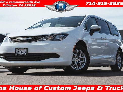 Used 2017 Chrysler Pacifica Touring image 1