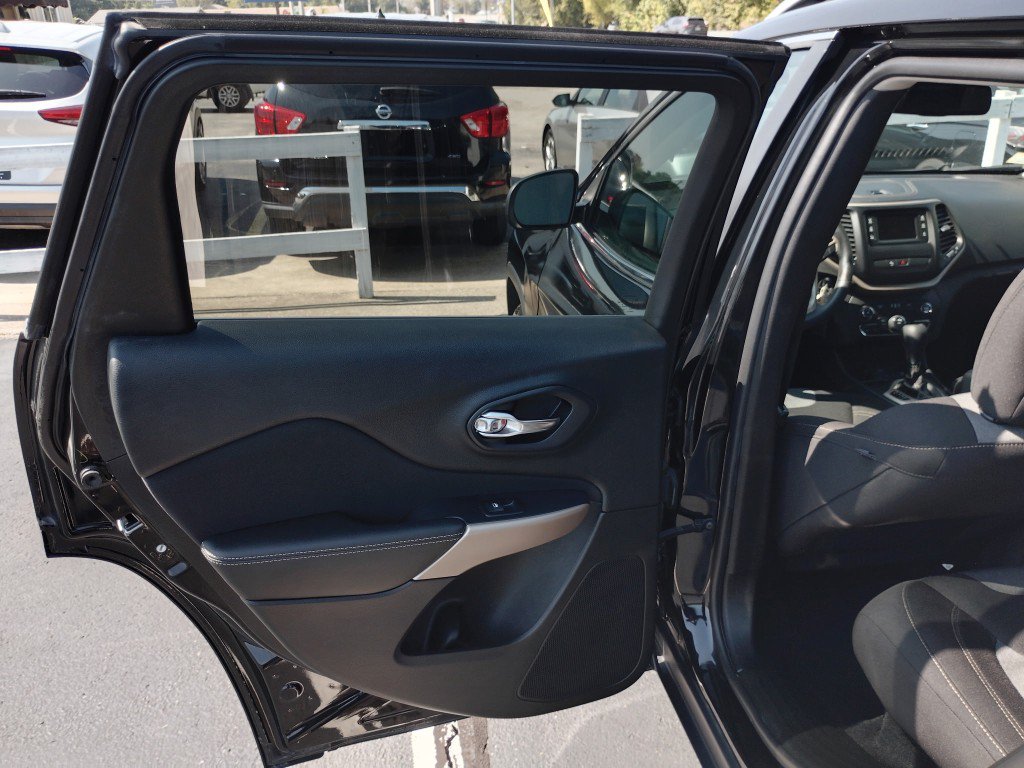 Used 2018 Jeep Cherokee Latitude w/ Safety Group FWD image 8