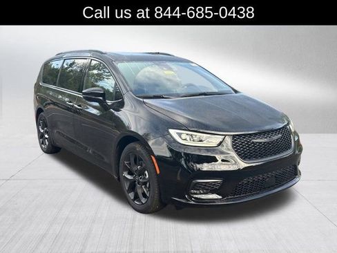 New 2026 Chrysler Pacifica Limited w/ S Appearance Package image 3