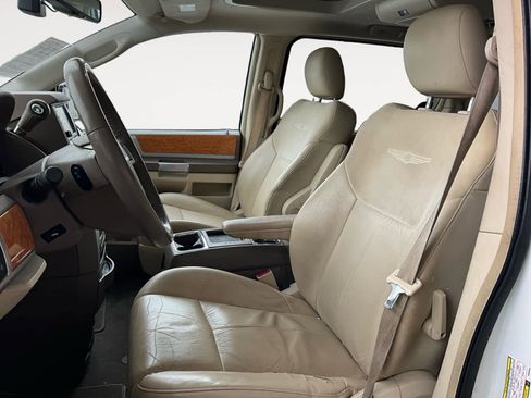 Used 2009 Chrysler Town & Country Limited w/ Entertainment Group #3 image 9