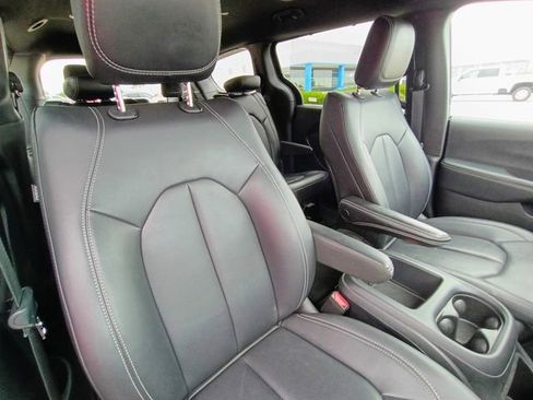 Used 2025 Chrysler Pacifica Select FWD image 12